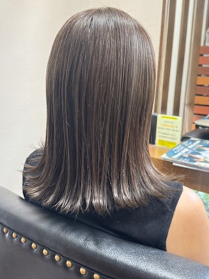 外ハネミディアム　ハイライトカラー　アッシュベージュ