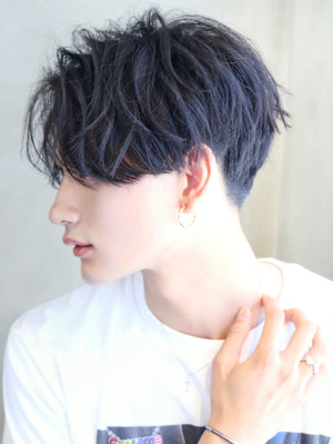 ウェーブミディアム　刈り上げ　黒髪　センターパート　福岡