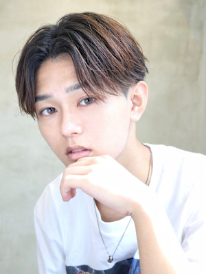 ナチュラルセンターパート　ニュアンスパーマ　刈り上げ