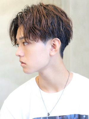 ウェーブミディアム　刈り上げ　ソフトツイスト　センターパート