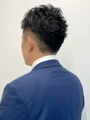 ナチュラルパーマ　ビジネススタイル　刈り上げツーブロック