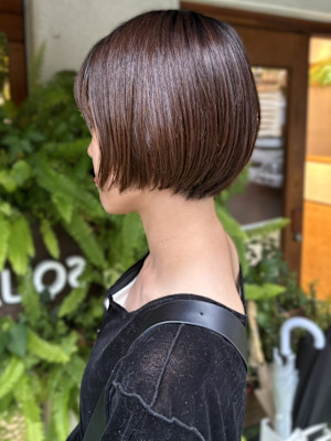 ショートボブ　20代30代　アッシュグレー　丸みボブ　艶感