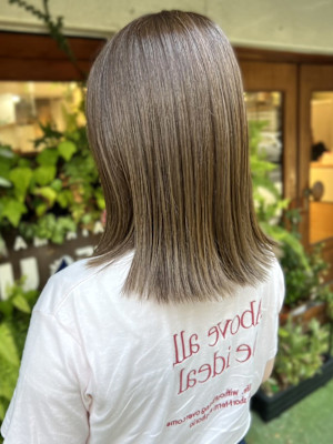 オリーブベージュ　外ハネミディ　ハイトーン　20代30代