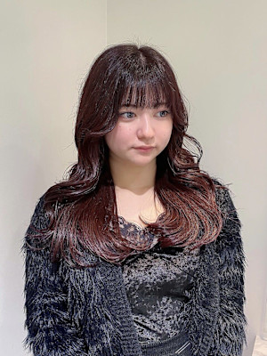 大人可愛い《ワインレッドカラー》×《レイヤーカット》