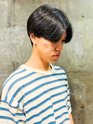 刈り上げ　センターパート　ショート　黒髪　ノーセット