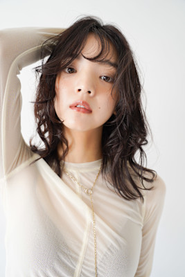 くびレイヤーエモージュ前髪モテベージュレイヤーミディ/国分寺