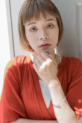 オン眉ハイトーンボブ