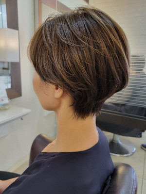 絶壁解消ショートボブ　ハイライトカラーショートボブ