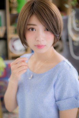 斜めバンググレージュカラー小顔前下がりボブ　オリーブベージュ