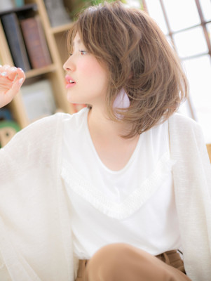 甘辛☆斜めバング抜け感くせ毛風小顔ボブルフ　くすみベージュ