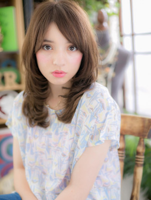 斜めバングアシンメトリー外国人風セミディ　レイヤーパーマ