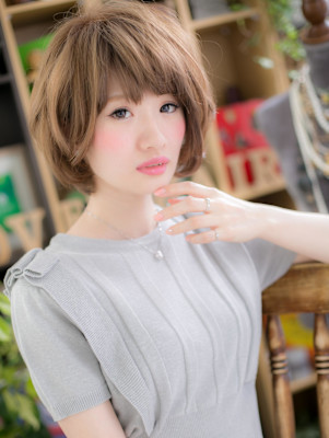 厚めバングが大人かわいい小顔ショートウルフ　透明感カラー