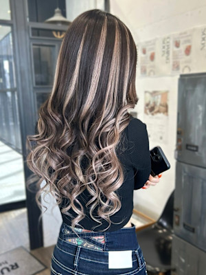 ハイライト　エクステデザイン　ホワイトベージュ　巻き髪ロング