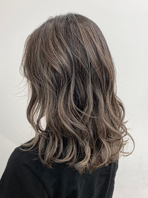 オリーブベージュ