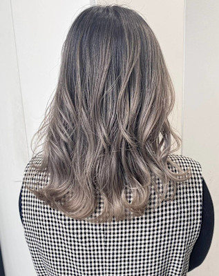 アッシュグレージュのナチュラルグラデーションカラー