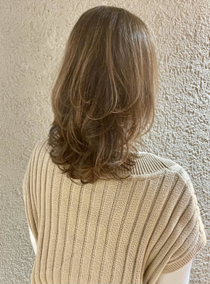 白髪ぼかしハイトーンのカールセミディ