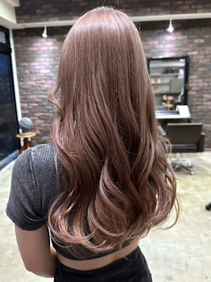 韓国風ヘア　ハイトーン　ピンクベージュ　巻き髪　髪質改善