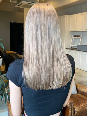 ミルクティーベージュ　セミロング　髪質改善　ケアブリーチ