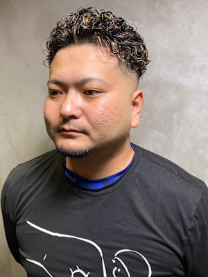 スキンフェード　クロップ　スパイラルパーマ　ハイライトカラー