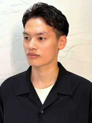 ダウンパーマ　ツーブロックショート　アップバング　黒髪