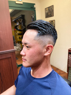 MEN`Sミドルスキンフェードバーバーヘアカットスタイル