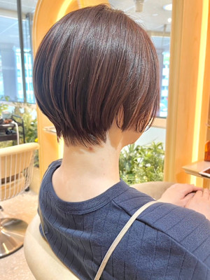 丸みショートボブ　ナチュラルベージュ　顔周りレイヤー