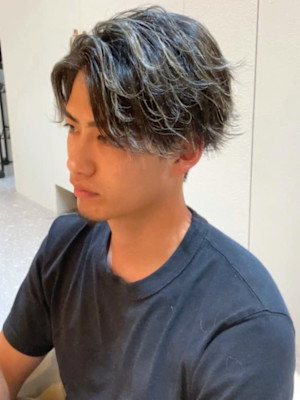 サイドパート　ハイライトカラー　ナチュラルパーマ　カジュアル