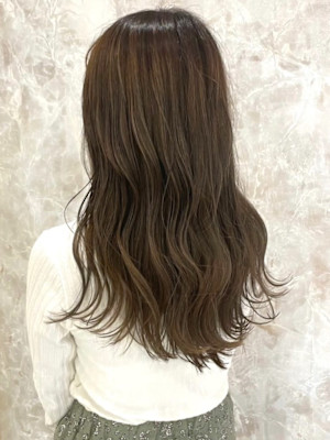 グレージュカラー　巻き髪ロングヘア　アッシュカラー　くすみ