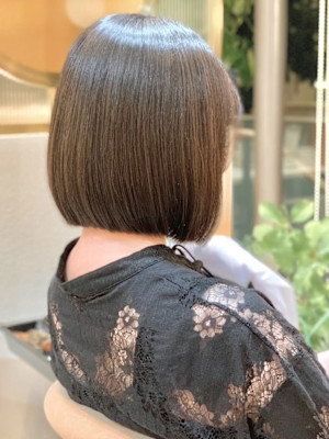 切りっぱなしボブ　グレージュ　髪質改善　ツヤ髪ボブ