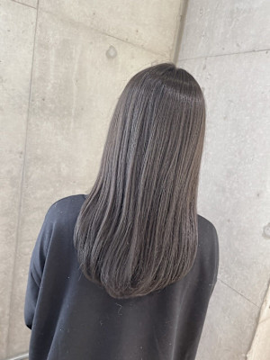 ストレートロング　シルバーグレージュ　おおたかの森