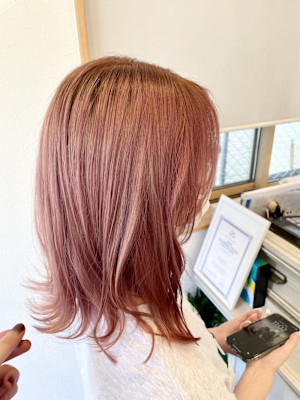 ピンクベージュ/ケアブリーチ/切りっぱなしボブ
