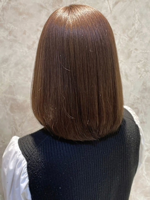 ラテベージュ　内巻きミディアムレイヤー　ハイトーン　髪質改善