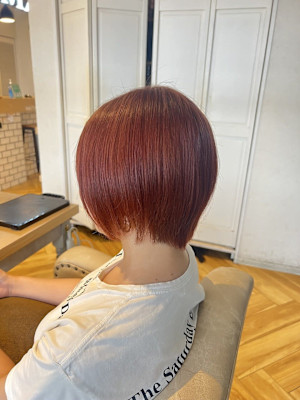 ピンクオレンジ × ショートボブ　