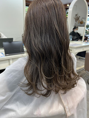 カーキベージュ