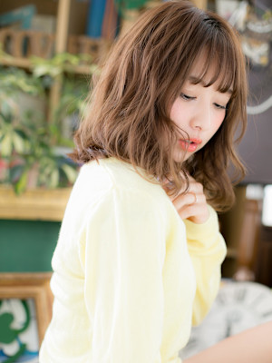 大人可愛い外国人風ハイライトエアリーミディウェーブミディアム