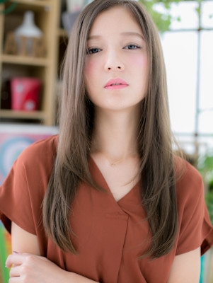 透明感オリーブグレージュ小顔レイヤーロング　透明感カラー