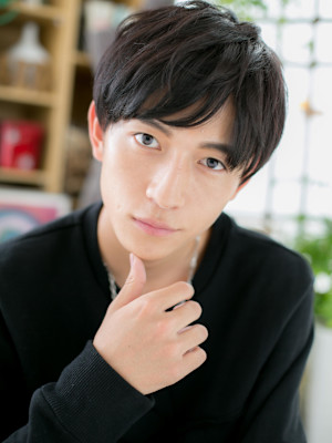 黒髪サイドグラデーション無造作ショート　ウェーブミディアム