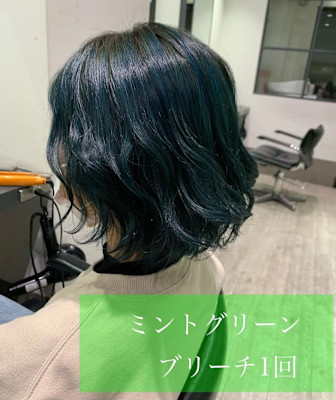 エメラルドグリーン