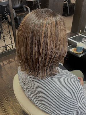 脱白髪染め 育てるハイライト ミディアムスタイル アッシュ