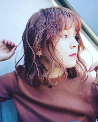 顔まわりにレイヤー入ったミディアム！ちゃんと小顔になるカット