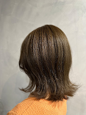 赤みの少ないオリーブベージュ