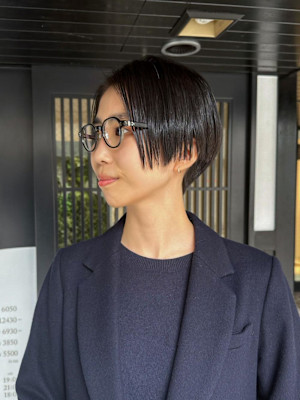 ぱつっとラインのかりあげハンサムショート