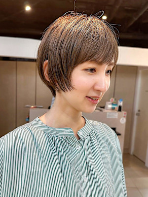 顔回りフォワードの丸みショート