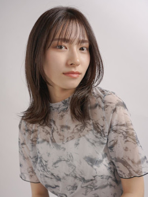 シースルーバングの外ハネミディアム