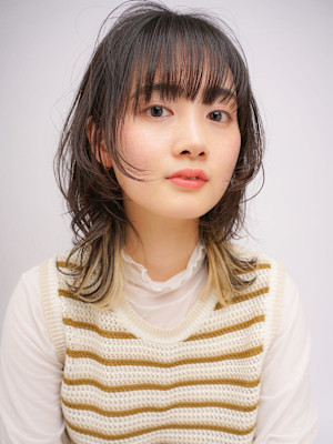 襟足インナーカラーのミディアムウルフ