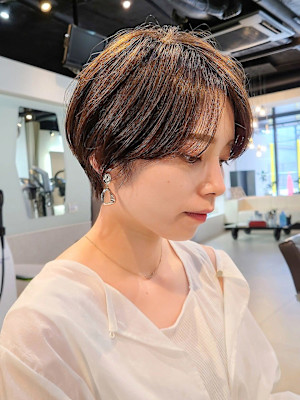センター分け丸みショート