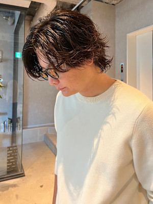 メンズミディアム　ニュアンスパーマ　センターパート　爽やか