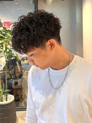 ツイストスパイラル　ツーブロック　強めパーマ　束感　20代