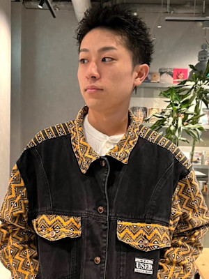 スパイキーショート　メンズショート　アップバング　黒髪　束感