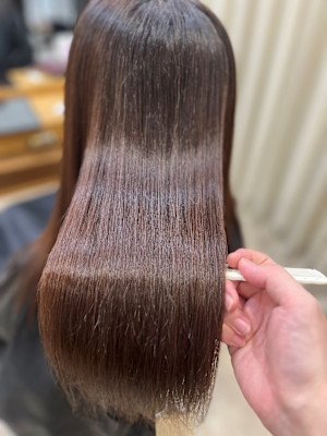 年齢を問わないグレイカラーとツヤ髪